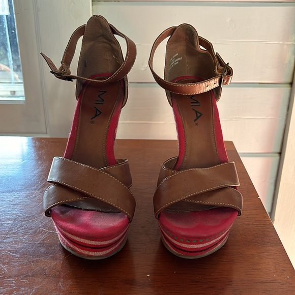 MIA Wedges! Pre-Owned condition - Picture 3 of 5